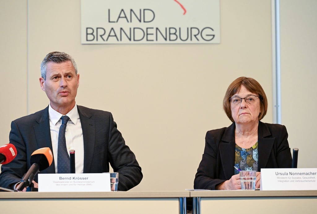 Bernd Krösser (M), Bundesministerium des Inneren neben Ursula Nonnenmacher, Ministerin für Soziales.