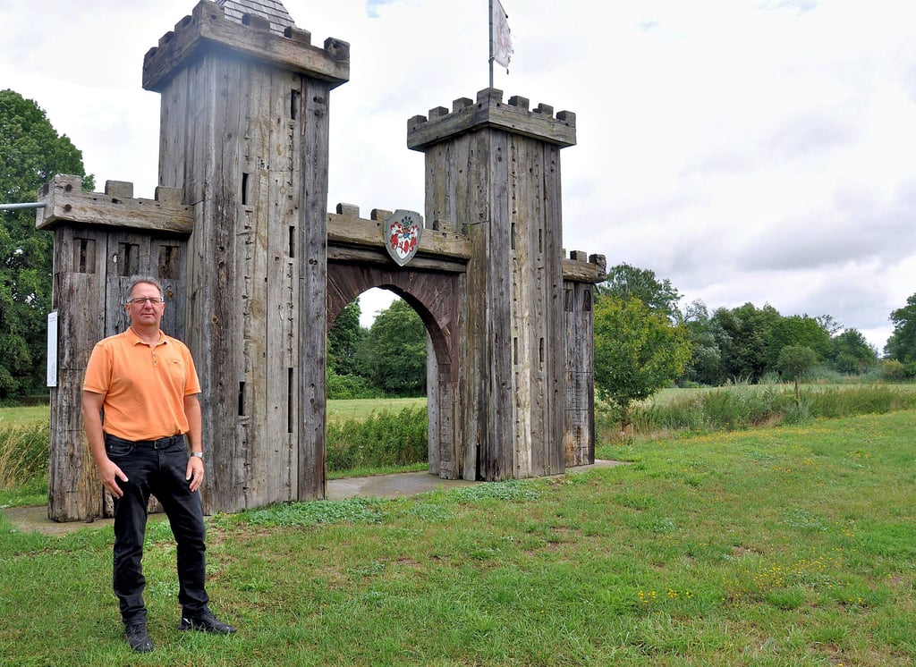 Matthias Müller an der Burg am Ortseingang von Gladigau. Anders als im Vorjahr ist der Ortsbürgermeister mit der Grünpflege zufrieden. Zu dieser Pflege tragen auch Helfer wie Günther Preuß bei, der unter anderem auch das Umfeld der Burg in Ordnung hält.