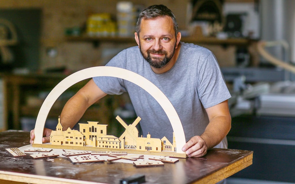 In seiner Werkstatt fertigt René Krüger Skylines aus Holz an, wie hier von seiner Wahl-Heimat Zöschen.