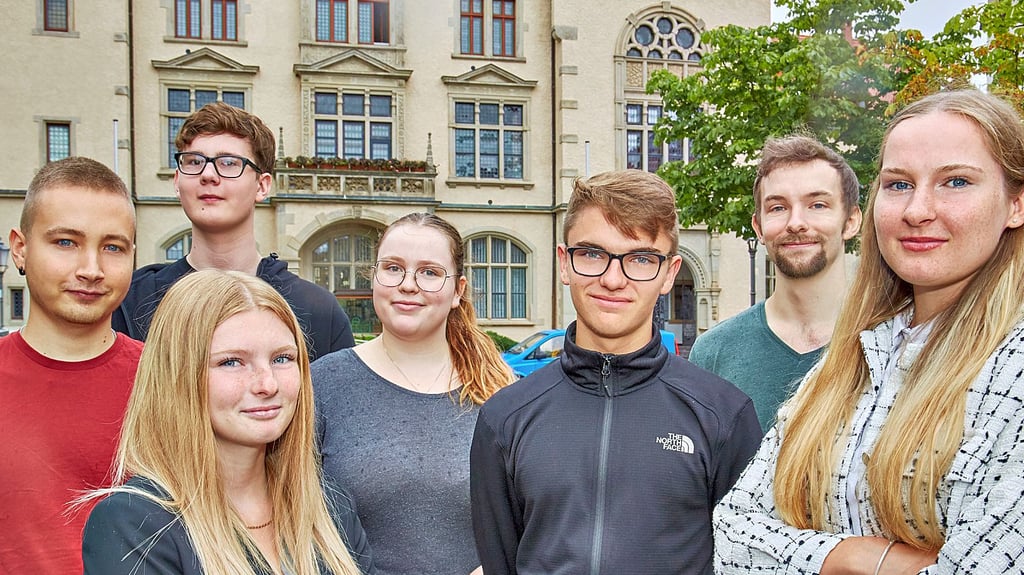 Jens Rene Füllert, (von links) Leni Hedicke, Paul Dragunski, Lea Schreier, Bastian Matthias Erdmann, Florian Werner und Yvette Wiehle sind die neuen Auszubildenden bei der Stadtverwaltung in Bernburg.