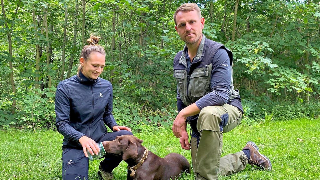 Der Wernigeröder Hundetrainer Andreas Sawallisch bringt Frances aus Bad Harzburg und ihrer Hündin Lotte bei, wie sie Fälle von Afrikanischer Schweinepest aufspüren können.