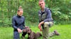 Der Wernigeröder Hundetrainer Andreas Sawallisch bringt Frances aus Bad Harzburg und ihrer Hündin Lotte bei, wie sie Fälle von Afrikanischer Schweinepest aufspüren können. 