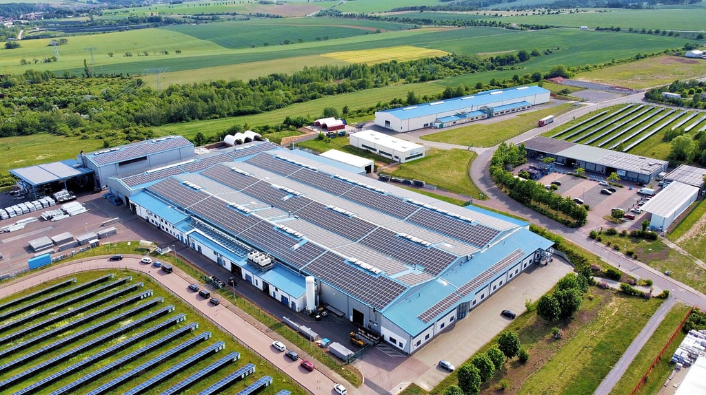 Die Firma HMT Höfer Metall Technik in Hettstedt will ihren Brennofen auf Wasserstoff umrüsten, um klimaneutral zu werden. Dafür wurden in den vergangenen Jahren bereits die Dächer der Produktionshallen samt Gießerei und weiteren Gebäuden mit Solarplatten bestückt.