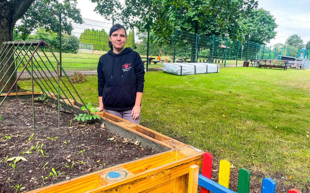 Anja Gulitz vom Tierschutzverein übernimmt im Tiergehege Verantwortung. Neben dem Bauerngarten entsteht ein Hofladen, die Teile sind schon da.