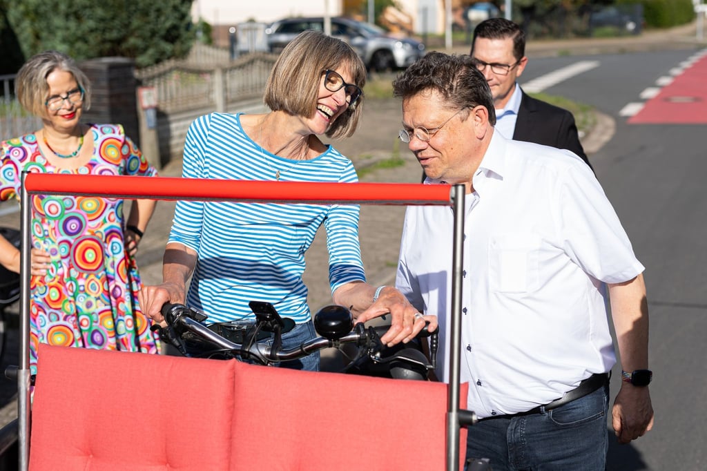 Anke Schöne (2.v.l) erklärt Andreas Philippi (SPD, 3.v.l) die Funktionsweise der Rikscha.