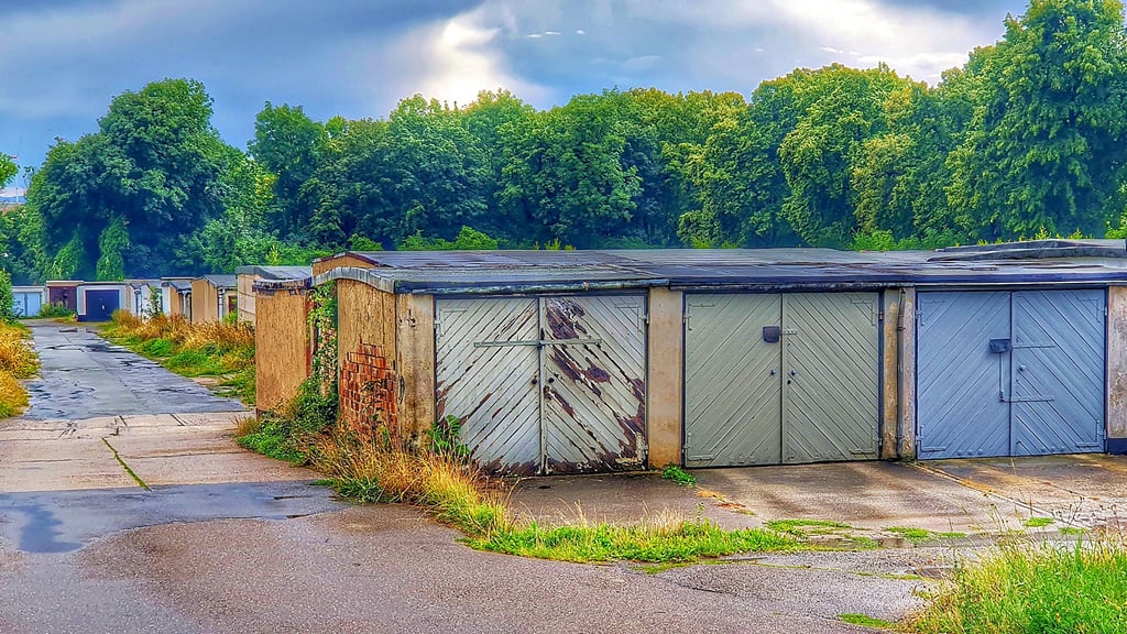 Viele der Garagen am Ascherslebener Friedhof, wie hier auf dem Foto, oder am Betonwerk sind derzeit ungenutzt.