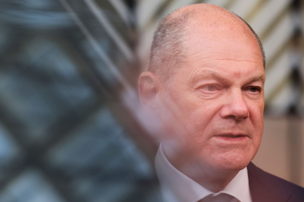 Bundeskanzler Olaf Scholz (SPD) spricht mit Journalisten während einer Pressekonferenz.