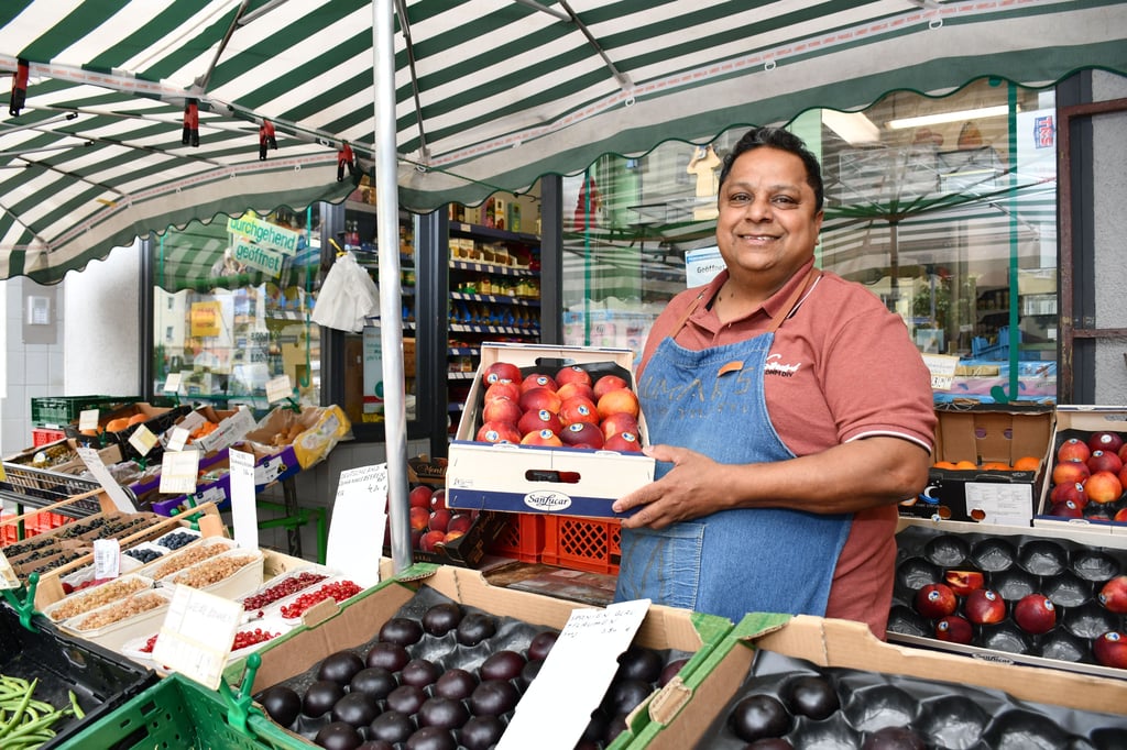 Parveen Kumar ist seit über 20 Jahren Obst- und Gemüsehändler auf der Olvenstedter Straße in Magdeburg-Stadtfeld.