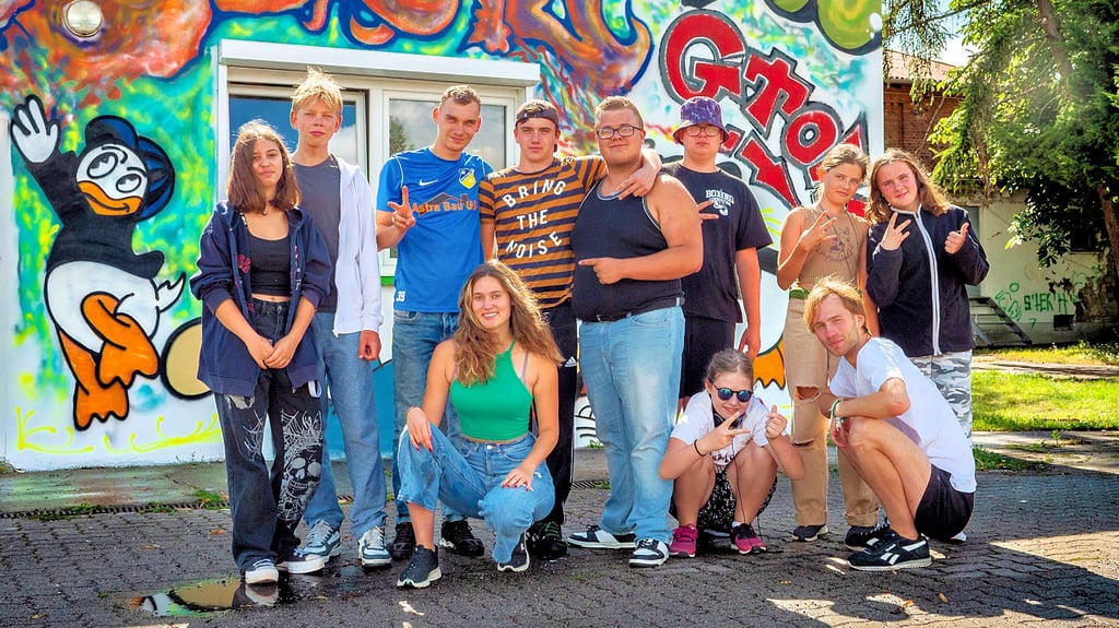 Für die Jugendlichen des Gommeraner Jugendclubs gibt es in Gommern viele Dinge, die sie mögen, aber auch Sachen, die ihnen weniger gefallen. Ihr Jugendclub ist wie ein zweites Zuhause für sie. Gerade sind sie dabei, das Äußere des Clubs mit Graffiti zu verschönern.