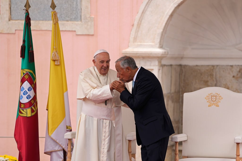 Bei der Willkommenszeremonie küsst der portugiesische Präsident Marcelo Rebelo de Sousa die Hand von Papst Franziskus.