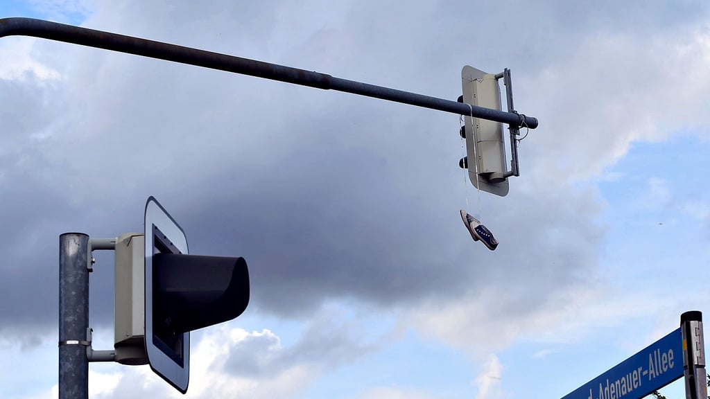 Und wieder hängen Schuhe an der Ampel in der Rüsternbreite.