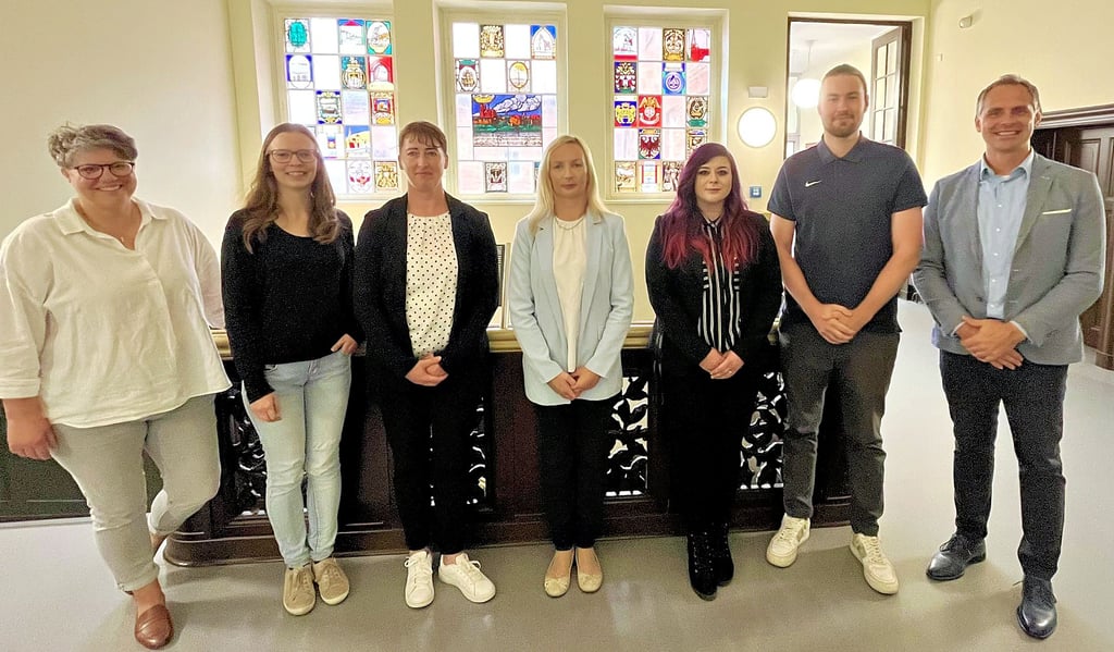 Tangermündes Bürgermeister Steffen Schilm (rechts), Hauptamtsleiterin Anke Bertkau (links) sowie Ausbilderin Stephanie Koszior (Mitte) mit den Auszubildenden Tom Buchow (2. von rechts), Elisa Haarseim (2. von links) und Anja Mattis (3. von links) sowie ihrer neuen Mitarbeiterin Desiree Karstedt (3. von rechts).