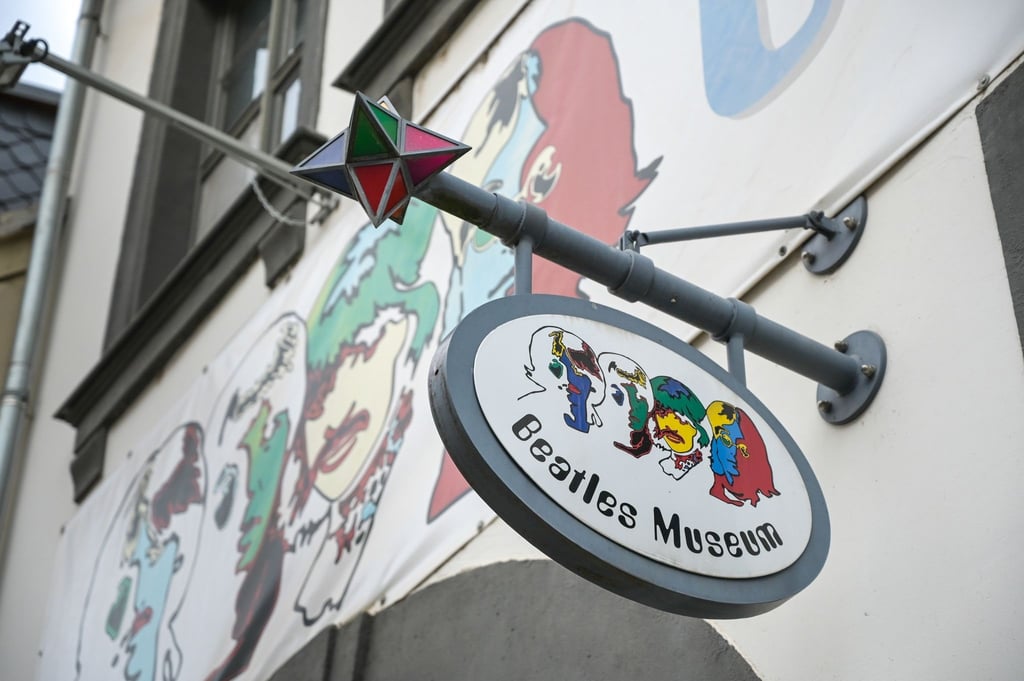 Über dem Eingang des Beatles-Museums hängt ein Schild, auf dem die vier Pilzköpfe dargestellt sind.