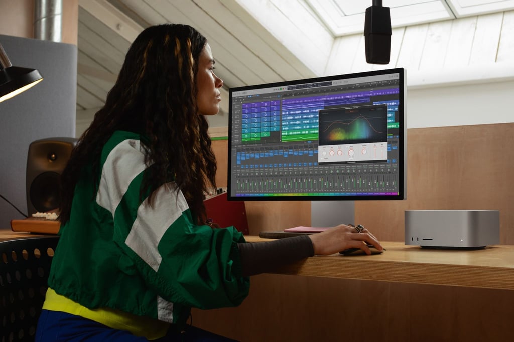 Der neue Mac Studio nimmt nicht viel Platz auf dem Schreibtisch weg.