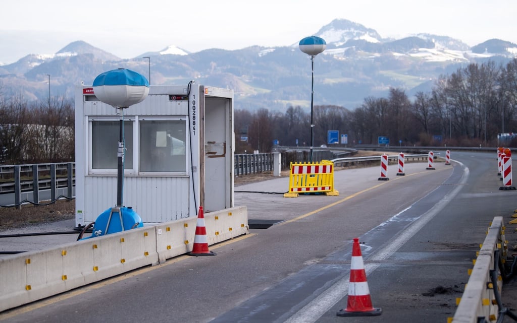 Bundespolizisten kontrollieren an der Autobahn 93 (A93) am Grenzübergang Kiefersfelden Reisende bei der Einreise von Österreich nach Deutschland.