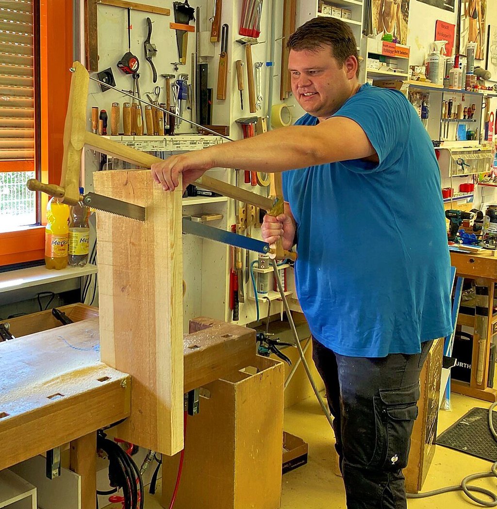 Die traditionellen Methoden des Tischlerhandwerkes bringen einen schon mal ins Schwitzen.