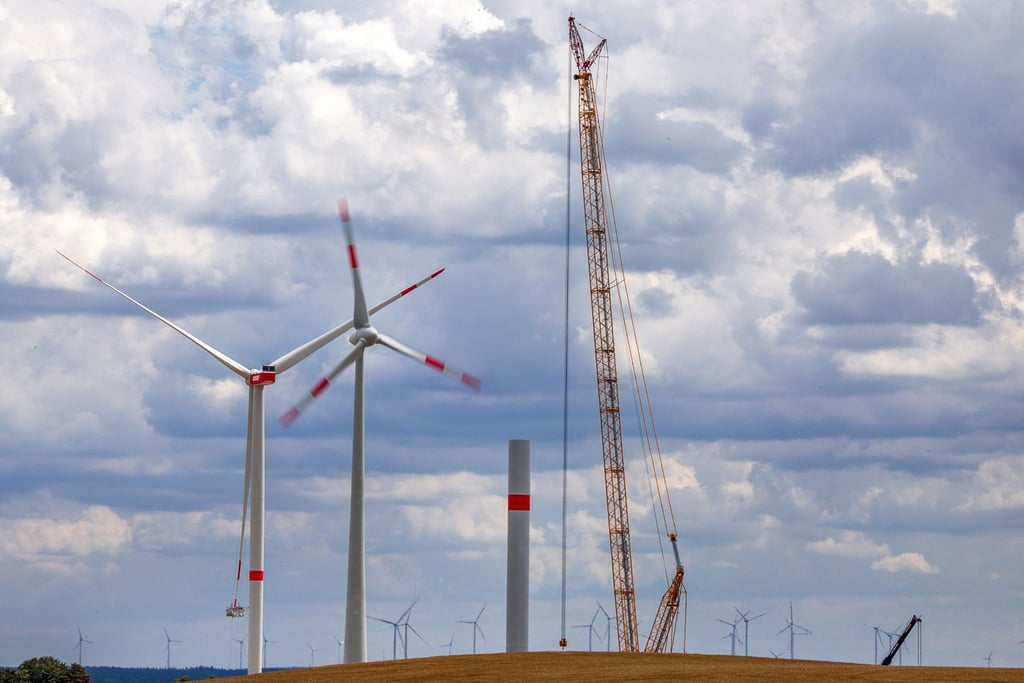 Ein Kran arbeitet auf der Baustelle eines neuen Windparks.