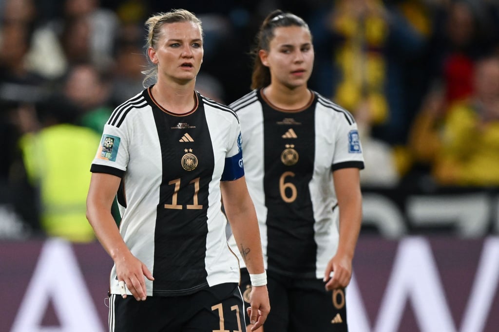 Deutschlands Alexandra Popp und Lena Oberdorf (r) auf dem Platz.