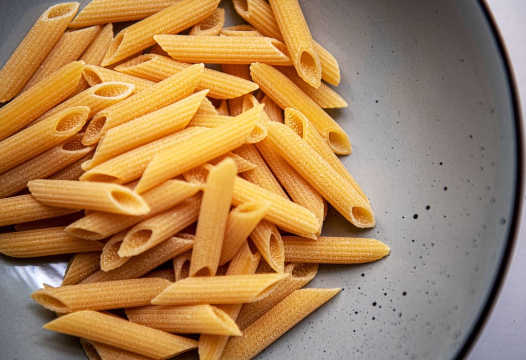 Die typische geriffelte und raue Oberflächenstruktur verdankt „Pasta al Bronzo“ ihrer Herstellung mit Formen aus Bronze.