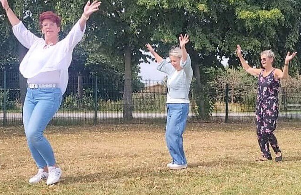 Bogumila Jacksch (Mitte) studiert unter Anleitung die Choreografie zum Tanzvideo ein.