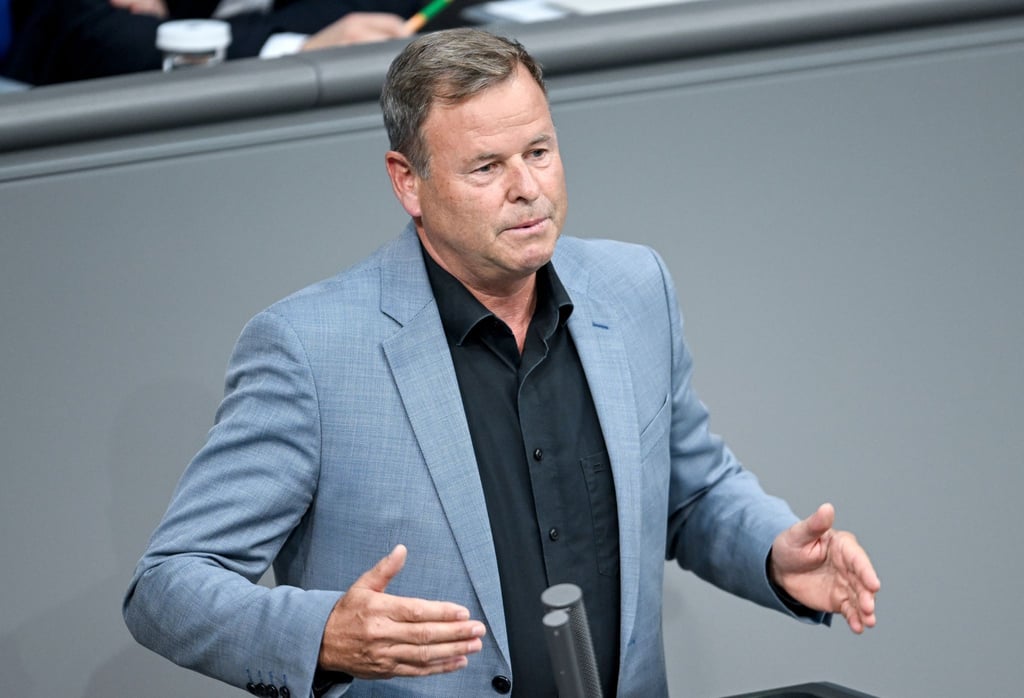 Christian Görke (Die Linke) spricht im Plenarsaal im Deutschen Bundestag in Berlin.