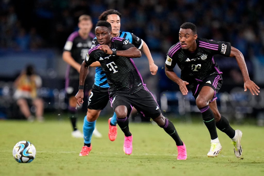 Bouna Sarr (l) und Ryan Gravenberch im Test gegen Kawasaki Frontale.