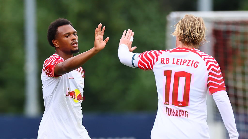 Lois Openda (l.), klatscht nach Tor mit Emil Forsberg ab.