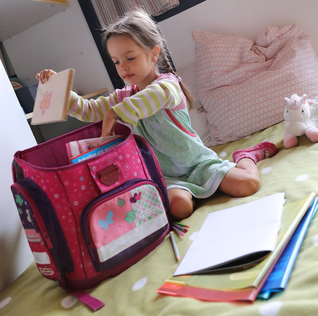 Was muss heute mit - und was darf? Eltern und Schulkinder sollten regelmäßig Inventur im Schulranzen machen.