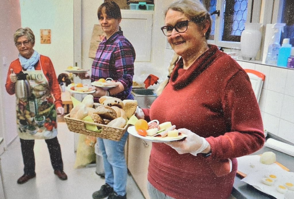 Helga Keßling, Heike Büchting und Wärmestubenchefin Edelgart Gerlach (v. l.) haben in der Wernigeröder Wärmestube das Frühstück für Bedürftige zubereitet und bringen die Teller an die Tische.