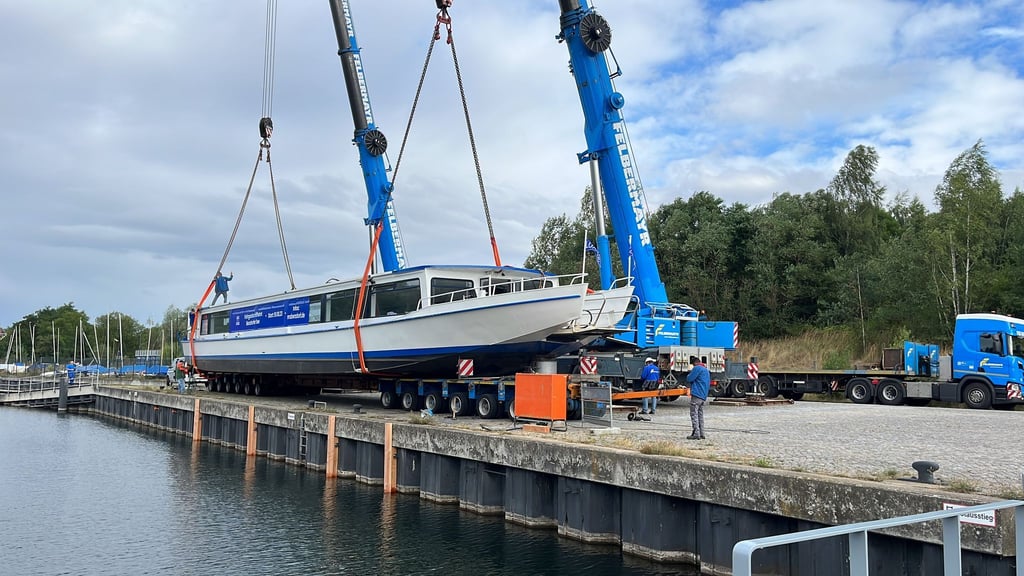 Das neue Fahrgastschiff wird derzeit am Hafen Tauchritz am Berzdorfer See zu Wasser gelassen.