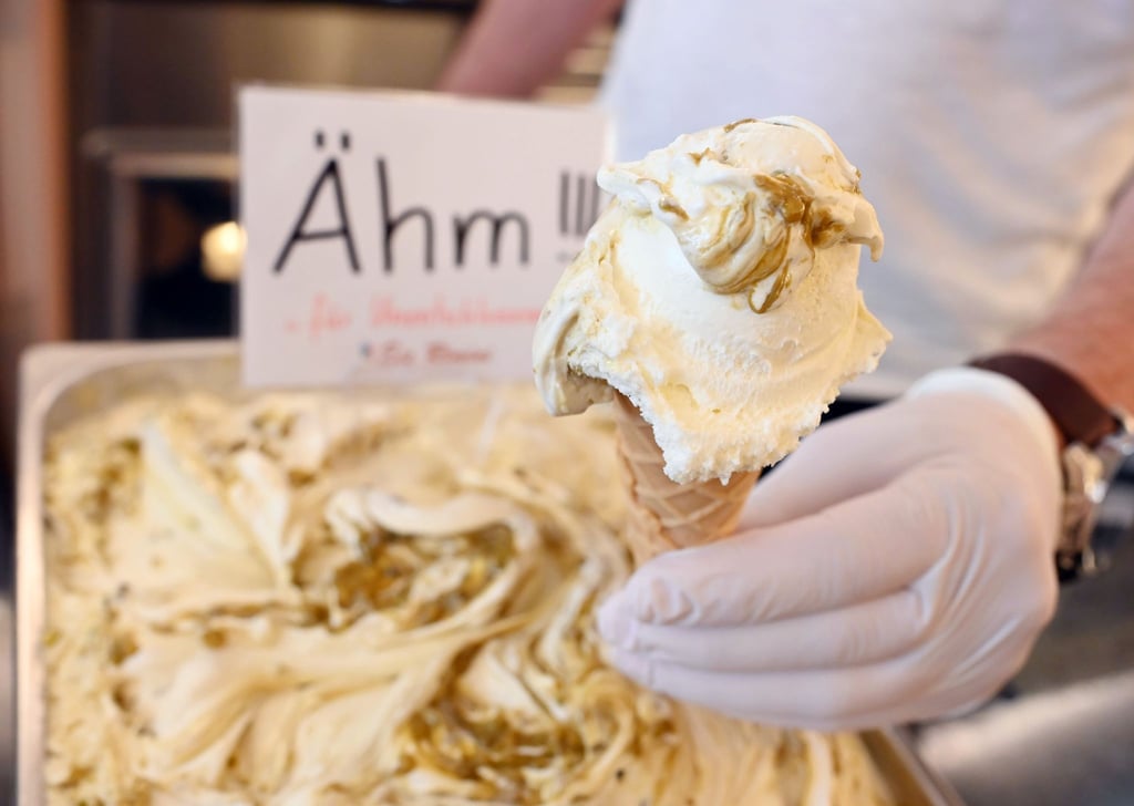 „Ähm“-Eis - eine Eigenkreation der Eisdiele Rimini in Gaggenau - schmeckt nach weißer Schokolade, vermischt mit Pistaziencrunch.