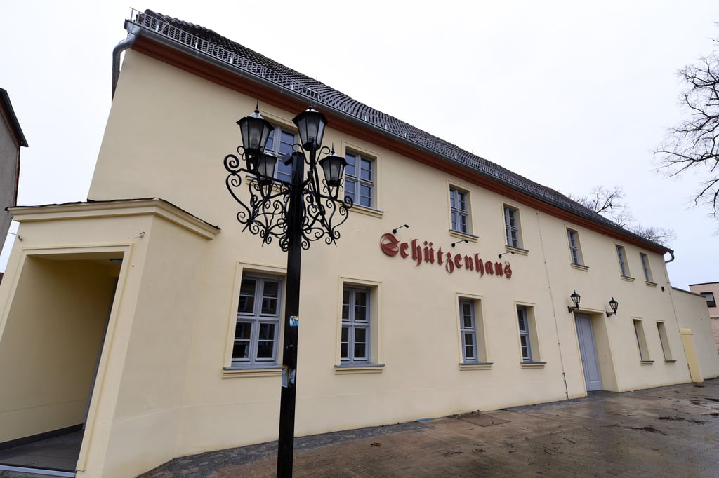 Im Schützenhaus Aken sollen künftigen LED-Lampen leuchten.