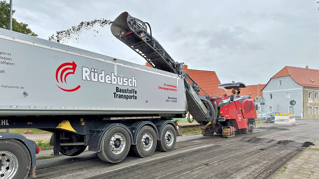 Auf der B 180 in Schneidlingen wurde gestern damit begonnen, die alte Asphaltdecke abzufräsen.