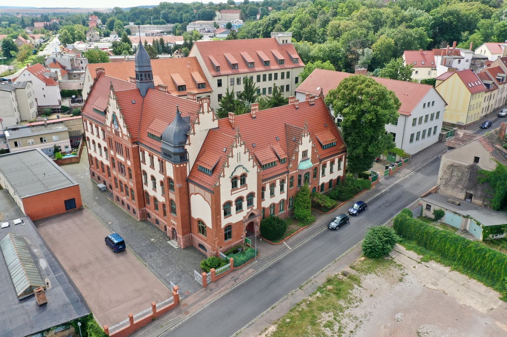 Blick auf das Gebäude der ehemaligen Ingenieurschule in Eisleben.