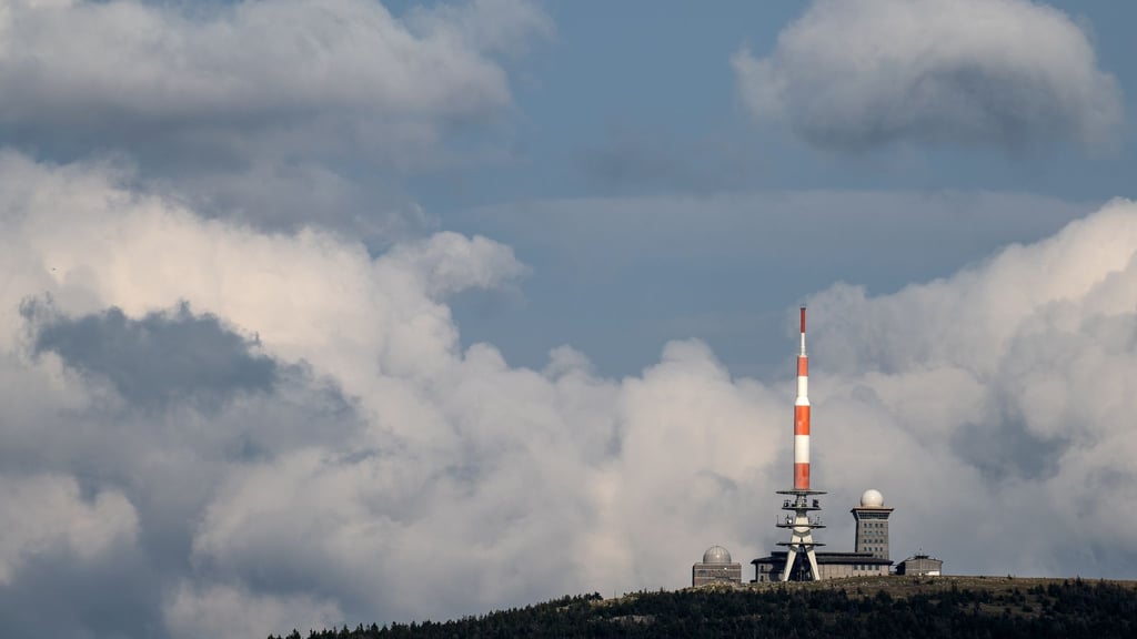 Wolken ziehen über den Berg Brocken im Harz.