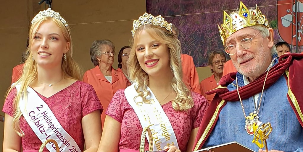 Heideprinzessin Nele-Joceline I., Heidekönigin Nina I. und Heidekönig Walter I. laden zum 45. Heidefest nach Colbitz ein (von links).