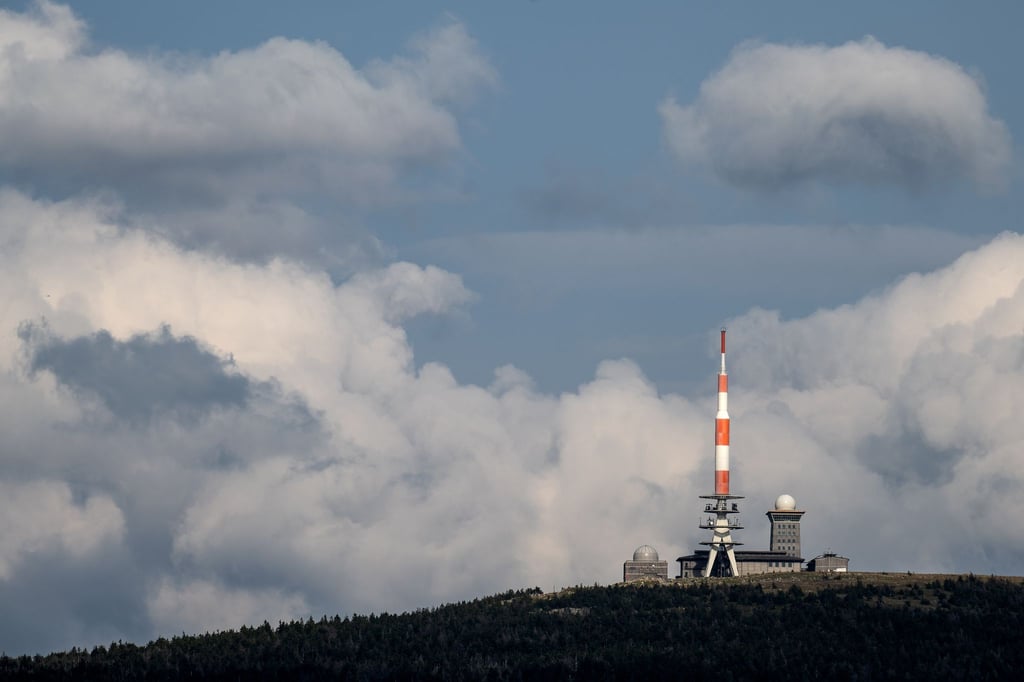 Wolken ziehen über den Berg Brocken im Harz.