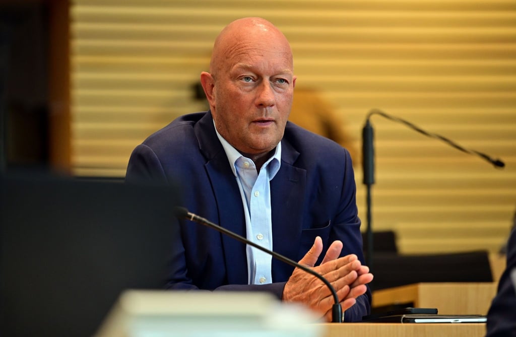 Thomas Kemmerich sitzt im Plenarsaal des Thüringer Landtags.