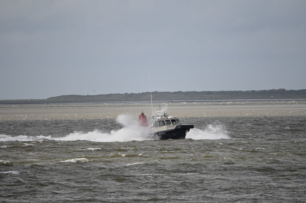 Das Versorgungsschiff „ BMS VRIJHEID“ vorm Hafen von Lauwersoog in voller Fahrt.