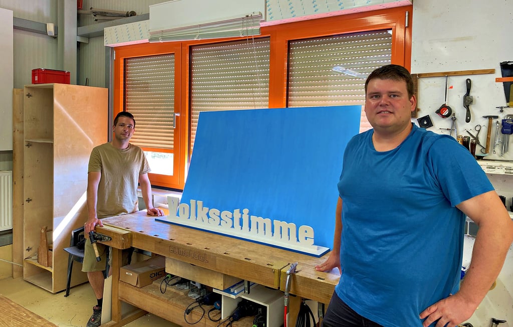 Nach wenigen Stunden ist das Tagesziel erreicht, und Daniel Althaus (links) und Volontär Luis Hantelmann stehen vor dem imposanten Volksstimme-Schriftzug, den der Nachwuchs-Tischler nach Ablauf des Tages stolz in der Redaktion präsentieren darf.