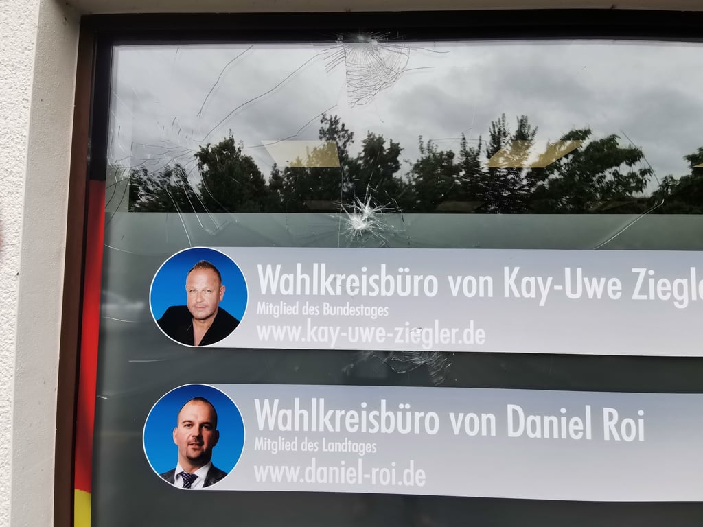 In der Nacht zum 28. Juli kam es zu einem Anschlag auf das AfD-Büro in Bitterfeld.