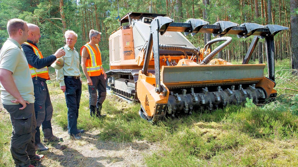 Das Interesse an dem umfunktionierten Minenräumer ist bei den Forstleuten während der Vorführung in der Annaburger Heide groß.