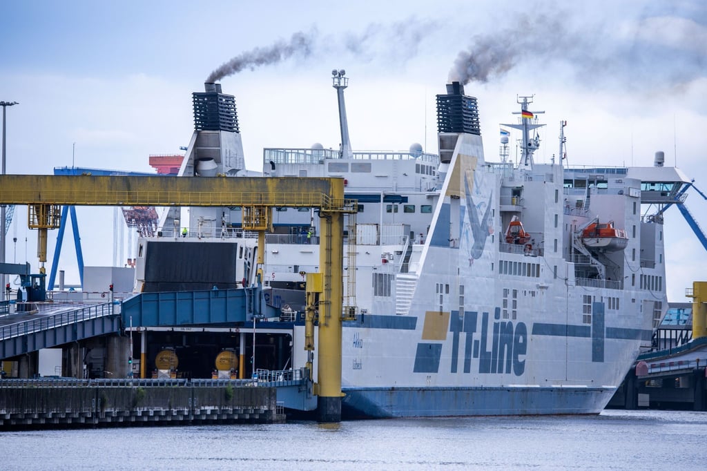 Das Fährschiff „Akka“ der Reederei TT-Line wird in Rostock für die Überfahrt ins schwedische Trelleborg beladen.