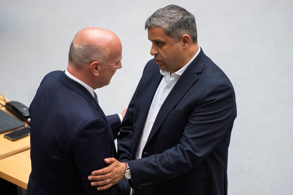 Kai Wegner (CDU, l) wird im Berliner Abgeordnetenhaus nach seiner Wahl von Raed Saleh beglückwünscht.