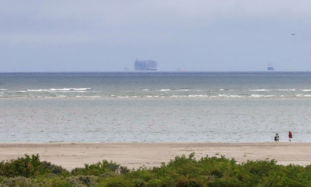 Der Autofrachter „Fremantle Highway“ ist vom Strand der niederländischen Insel Schiermonnikoog aus am Horizont zu sehen.