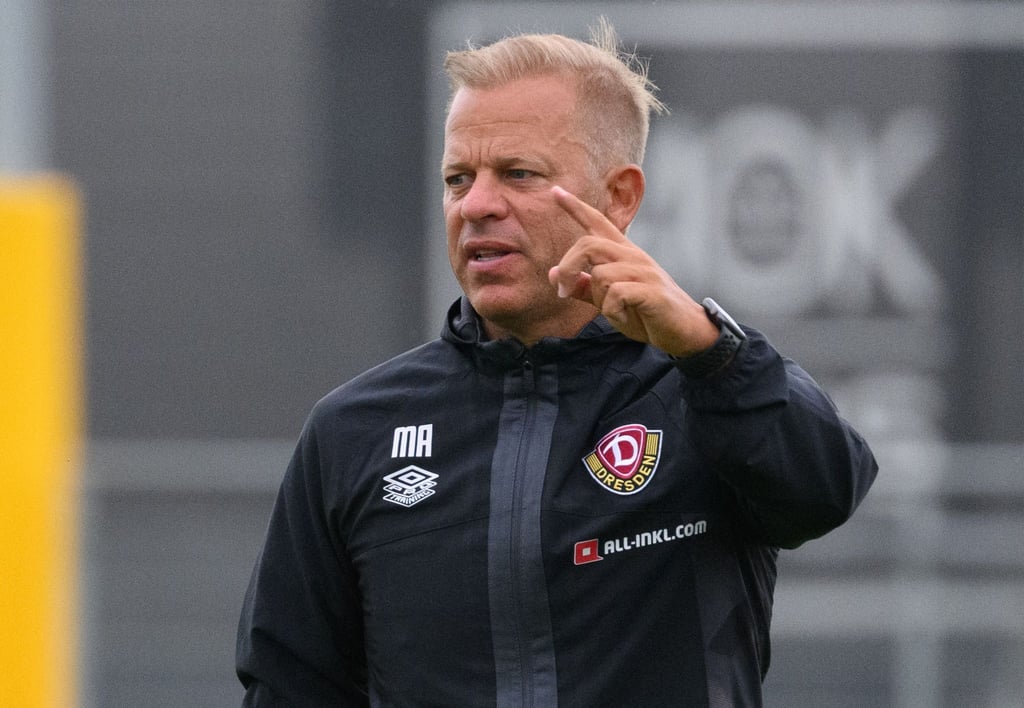 Dynamo Trainer Markus Anfang gestikuliert.