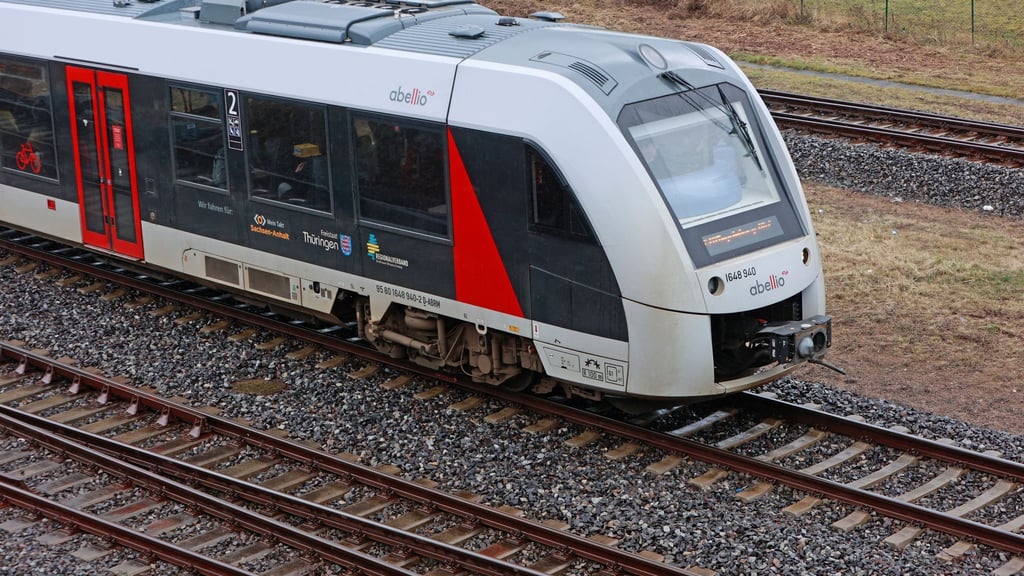 Ein Regionalexpress des Bahnunternehmens Abellio verlässt den Bahnhof Halberstadt.