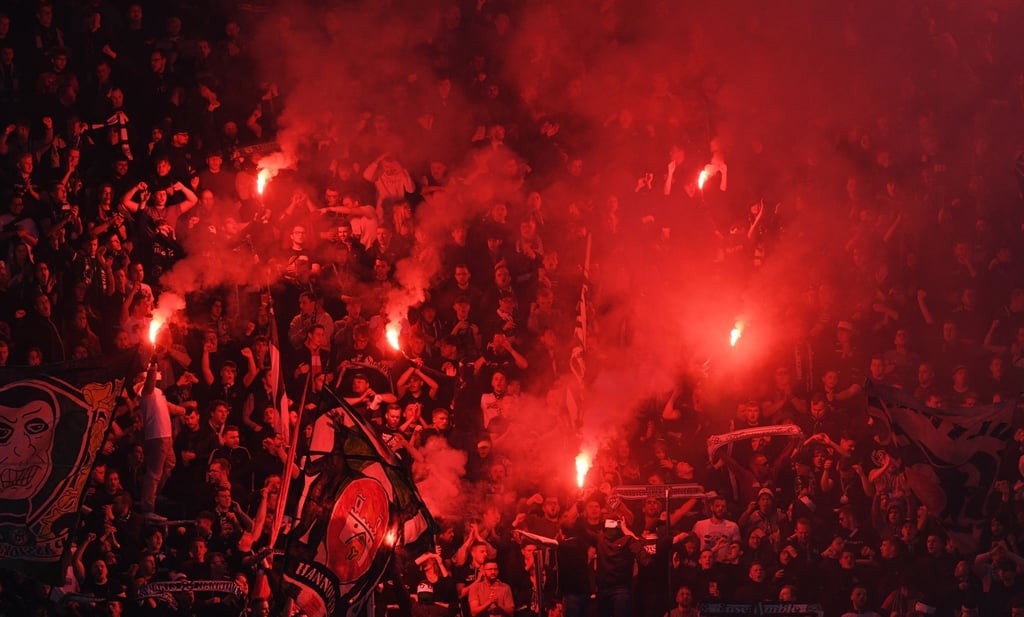Fans von Hannover brennen Feuerwerkskörper ab.