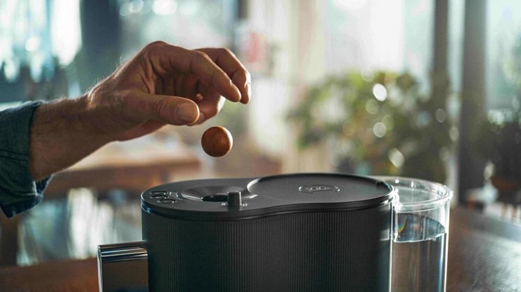 Röstkaffee wird ohne Aluminium- & Kunststoff-Abfall zu Bällen gepresst.