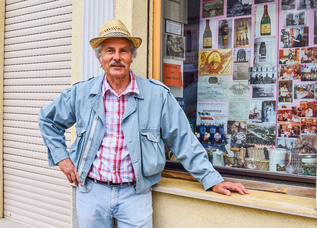 Klaus Eberling an einem seiner gestalteten Schaufenster in der Hauptstraße in Laucha.